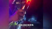 女子喝酒后叫代驾遇查酒驾，要求给自己测一测，后车疑惑了