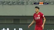 于海经验老道将球护出底线 冯劲背后推倒对手判犯规
