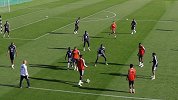 被门将耽误的潜力股前锋！洛里斯训练场变身神锋头顶脚踢