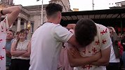 胜利之吻再现英国 帅气球迷赢球后深情拥吻美女