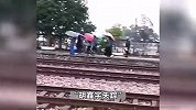 胡鑫宇失踪事件最新进展：每天上千人上山拉网式搜寻，有警察、穿迷彩服人员