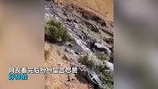 汽车悬崖边摇摇欲坠，4男子手拉手组人墙营救，成功从死神手上抢人