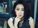 她大三时被张艺谋看中，后被成龙力捧10年，至今依旧不温不火