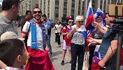 享受比赛！西班牙球迷遇上俄罗斯球迷 气氛还挺融洽的