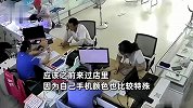 女子手机被盗到手机店补卡，恰巧遇到来刷机的小偷，一把夺回手机后报警