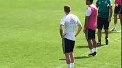 世界杯-2018年-热身赛-前方直击德国集训 罗伊斯衔接中场或承担进攻组织角色-专题