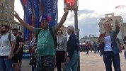 体坛直击：胜利来得很幸福！俄罗斯球迷红场集会如同过节