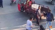 退伍不褪色，50岁退伍大叔连中数刀，依然与歹徒搏斗