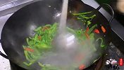 青椒炒蛋是先炒青椒还是先炒蛋？好多人都搞错，看饭店大厨如何做