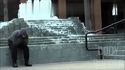 米国人街头实验，军人或流浪汉向路人借手机的对比