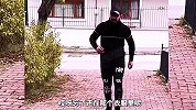 流浪的孩子太可怜，好心人把自己衣服给她，女孩的举动令人感动