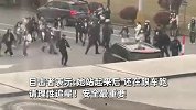 某男团乘坐车辆行驶中遭围堵，有粉丝上前被撞，爬起来还在跟车跑