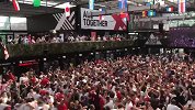 享受啤酒浴！阿里确定胜局 三狮球迷啤酒杯满天飞