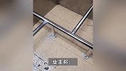 物业在电梯里装钢管防止电动车上楼，网友担忧：空间狭窄急救咋办