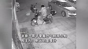 男子半夜拿复合弓射杀狗，狗主人：射毒针，袋里装的像是被打的狗