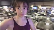 汗流浃背！美女健身累了 这颜值越看越好看