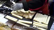 胖大姐回国卖小吃，1根卖3元奶香味满满，回头客：买10根当奶糖吃