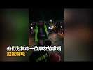 上百台机车开大灯助阵 男子单膝下跪求婚_超清