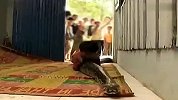 柬埔寨男孩将巨蟒当宠物
