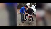 小心！看美女如何上演马路杀手