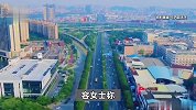 女司机8万现金被抢，直接踩油门将1名劫匪撞死，法院：正当防卫