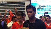 泪奔！鲁能北京球迷协会接站唱响《再见》 多名硬汉泪撒现场