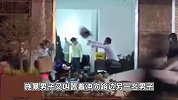 网传大理一男子当街踢打女子，并持铁桶朝女子砸去，嚣张殴打路人惨遭反击