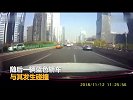 外卖电动车开上高架 被轿车撞翻倒在路边_超清