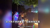 城管多次劝离未果，欲带走女子商品进一步处理，她却喊：别抢我东西！
