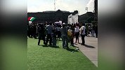 网友实拍：墨西哥球迷簇拥韩国人狂奔庆祝