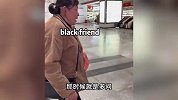 浙江擦鞋阿姨自学外语揽客走红，熟练掌握4国语言：问多了就会了