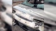 市民开奥迪上坟，停墓地未灭灰烬上被烧成空壳：路堵消防队上不来