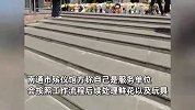 盖衣服大哥送车祸去世女孩最后一程，殡仪馆内摆满鲜花，现场曝光