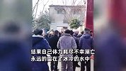 53岁村医为救2落水孩子溺亡，上万村民挥泪送行：桌上还放着未包完的药