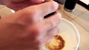 外国网友测试把鸡蛋在可乐里放一年