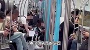杭州一男子地铁车厢内抛撒大量现金？地铁回应：会上报处理