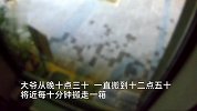 大爷偷走十多箱爱心矿泉水，来回搬运2小时，店主：已送回，给了他两箱