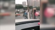 收费员大妈遭女子艳舞羞辱，后又被多人围殴，网友：看守所过年
