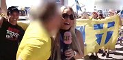 骚扰事件再次发生 瑞典美女记者直播中遭球迷强吻