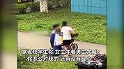 广州一高校内穿校服男生跪地被女生连扇耳光？疑因感情纠纷，校方回应