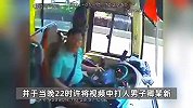 导游疑因业绩不好连踹大巴司机3脚，警方通报：打人男子已被刑拘