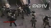 实拍埃及游行示威者遭警察暴打