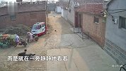 大爷醉酒后在家门口“炫舞”，蹦跳摔倒掉一地“装备”，老伴一旁淡定围观