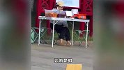 女生摆摊卖鸡脚边卖边吃，网友：自产自销也是条出路