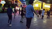 宅男欲与广场舞大妈争地盘， 结果完美融入其中与大妈共舞