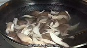 买来的平菇别总是红烧了，试试这样做，烧烤风味，比烤肉还好吃