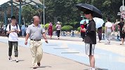 当男生在街头独自撑太阳伞，这回头率也太高了吧
