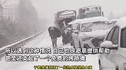 女生开房车被困湖北高速16小时：借卫生间给女生用，还支起免费烤肠摊