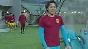 亚洲区世预赛-17年-国足替补球员先行进入球场 美女球迷看台实力抢镜-花絮