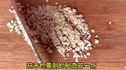 蒜蓉蒸排骨的家常做法，非常简单，肉质嫩滑入味，蒜香浓郁真解馋